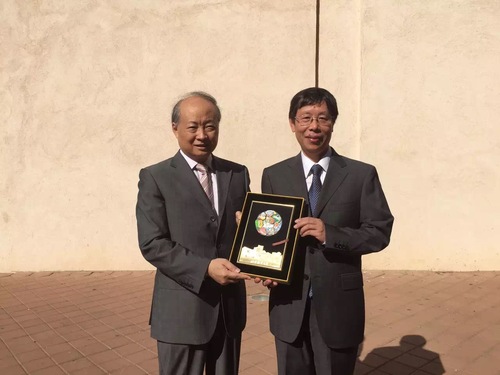 崔校长向詹大使赠送友谊之心 崔校长向詹大使赠送友谊之心