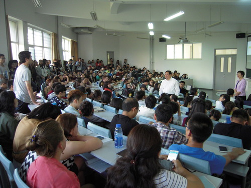 4.刘宏校长主持大外讲座,李书记现场与学生互动 4.刘宏校长主持大外讲座,李书记现场与学生互动