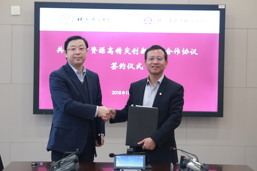 刘利校长与计金标校长代表两校正式签署合作协议 刘利校长与计金标校长代表两校正式签署合作协议