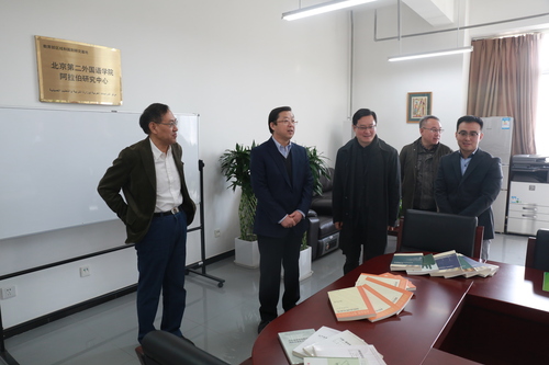 刘利校长一行参观北二外科研院所 刘利校长一行参观北二外科研院所