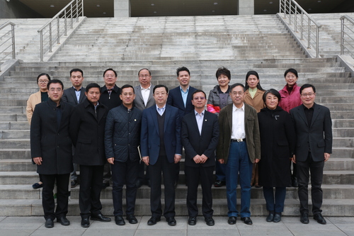 与会人员合影留念 与会人员合影留念