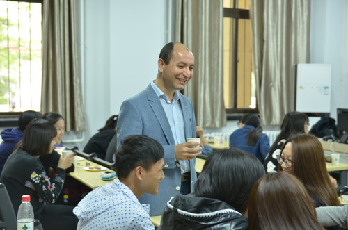 我校土语专业外教爱登老师与学生在讲座期间进行交流 我校土语专业外教爱登老师与学生在讲座期间进行交流