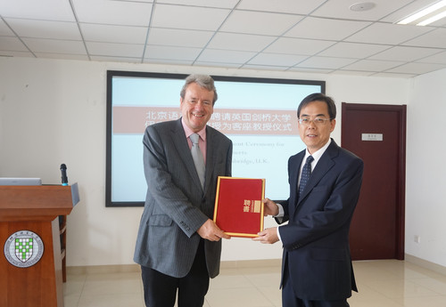 曹志耘副校长为伊安·罗伯兹教授颁发聘书 曹志耘副校长为伊安·罗伯兹教授颁发聘书