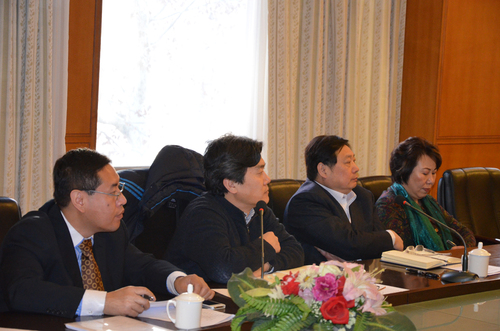 参会领导认真听取孔院工作汇报 参会领导认真听取孔院工作汇报