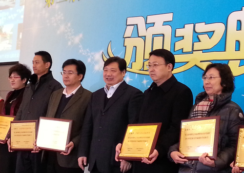 4李书记为获奖者颁奖 4李书记为获奖者颁奖