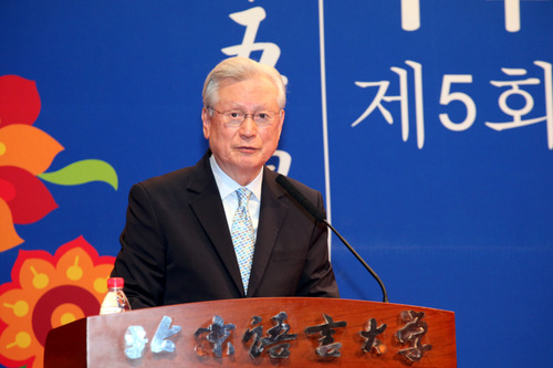 启明大学申一熙校长做主题报告“笑声的韵律”-001 启明大学申一熙校长做主题报告“笑声的韵律”-001