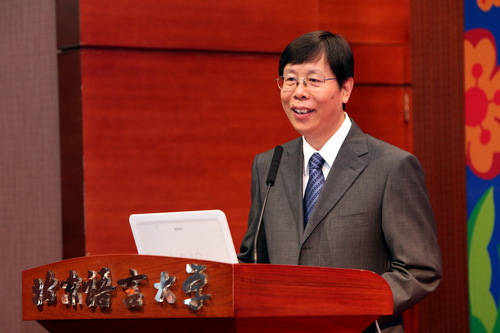 崔校长做主题演讲“语言学无远弗届”-001 崔校长做主题演讲“语言学无远弗届”-001